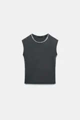 Camiseta sin mangas gris con efecto lavado, de corte regular y cuello redondo decorado con aplicaciones de pedrería a contraste.