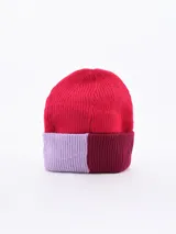 Gorro de lana tejido con diseño de bloques de color, combinando una parte superior en fucsia y un borde inferior dividido en lila y bordó.