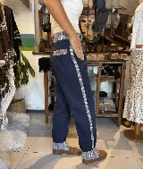 Bombacha de campo azul marino con detalles combinados en tela a rayas y cuadros en la pretina, franja lateral y dobladillos.