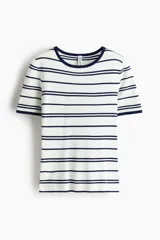 Remera entallada de punto fino en mezcla de viscosa, con diseño a rayas horizontales, cuello redondo y ribetes acanalados en contraste.