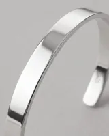Esclava abierta de plata 925, de diseño liso y acabado brillante con perfil plano.