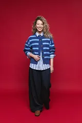 Cardigan tejido a rayas horizontales en tonos azul y celeste, con cuello redondo, hombros caídos y cierre frontal con botones.