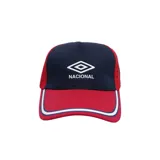 Gorra deportiva Umbro del Club Nacional de Football modelo Trener, en color azul marino con paneles laterales y visera en rojo, con detalles en blanco y el logo de la marca junto a la inscripción del club bordados en el frente.