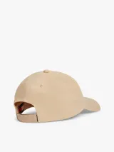 Gorra de béisbol de sarga de algodón color beige, de diseño ligero y seis paneles, con ojales de ventilación y visera curvada con costuras texturizadas. Cuenta con el logo lineal de Tommy Jeans bordado en la parte delantera y cierre ajustable en la parte trasera.