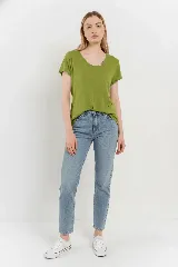 Remera de lino color verde lima, con escote redondo y detalle de cuatro botones decorativos en el lateral del escote.