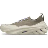 Championes Crocs Echo Surge de diseño deportivo y urbano. Presentan una parte superior de punto elástico en color verde militar con cordones tradicionales en tono celeste y blanco. Cuentan con una entresuela gruesa y exagerada de color beige con aberturas laterales y plantilla LiteRide.
