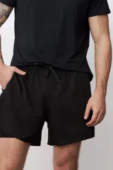 Short deportivo negro con cintura elástica y calza interior.