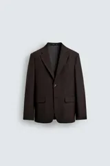 Blazer de corte regular confeccionado en tejido con lana, color marrón oscuro. Presenta cuello con solapas de muesca, cierre frontal de un botón, bolsillos con solapa en la cadera y bolsillo de vivo en el pecho.