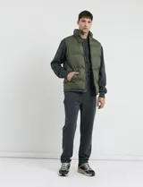 Pantalón jogging de corte recto, confeccionado en tejido circular con cintura elástica ajustable mediante cordón al tono y bolsillo lateral tipo parche.