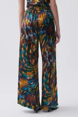 Pantalón palazzo color beige de viscosa, tiro alto, con bolsillos laterales y pinzas en el frente.