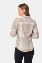 Camisa de viyela a cuadros en tonos pastel, con cuello clásico, cierre frontal de botones y bolsillo en el pecho.