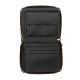 Billetera compacta Guess modelo Laurel II, color negro con textura granulada. Presenta cierre perimetral metálico y logo de la marca en letras doradas en el frente.