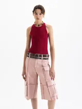 Top de punto ajustado al cuerpo en color bordó, con cuello halter y diseño corto por encima de la cadera. Confeccionado en hilado frío con textura de canalé y breteles cruzados en la espalda.