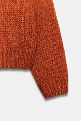 Jersey de punto de cuello redondo y manga larga, con diseño de tejido grueso y acabados en rib en cuello, puños y ruedo.