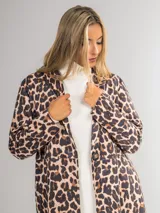 Tapado de animal print de leopardo, con solapas y corte recto.