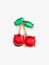 Adorno para Crocs con forma de cerezas rojas con hojas verdes y detalles dorados.