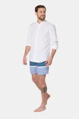 Short de baño celeste con rayas horizontales en azul marino, blanco y rosa. Cintura elástica con cordón ajustable, bolsillos laterales y suspensor de malla fina.