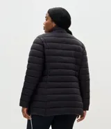 Campera puffer acolchada de corte relajado, con cuello alto, cierre frontal de cremallera y bolsillos laterales. Confeccionada en microfibra de poliamida ultraligera, resistente al agua y respirable.