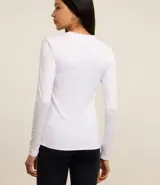 Remera deportiva de manga larga con cuello redondo, confeccionada en tejido técnico térmico de poliéster y elastano, diseñada para un ajuste cómodo y rendimiento deportivo.