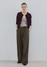 Cardigan de punto fino color bordó, de diseño recto, con cuello redondo, manga larga y cierre frontal con botones.
