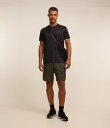 Bermuda deportiva verde militar de poliéster con cintura elástica con cordón ajustable y bolsillos con cierre.