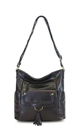 Bandolera negra de cuero sintético con cierre superior y correa larga regulable. Tiene bolsillo frontal con tapa y broches magnéticos, detalle de trenza artesanal, división interna, bolsillos internos y bolsillos laterales tipo ojal.