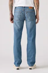 Jeans Levi's 511 Slim Fit color azul claro, con efecto desgastado y corte ajustado.