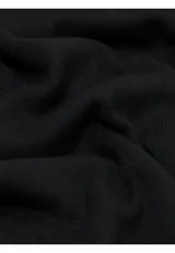 Campera tejida de punto con cierre frontal completo y cuello alto, diseñada con puños y ruedo acanalados.