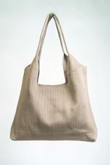 Bolso tipo tote bag de tela color verde oliva con textura acanalada.