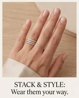 Anillo de plata 925 con baño de oro y circonias engastadas en pavé en toda la mitad superior.