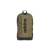Mochila Adidas color verde militar, con amplio compartimento principal, bolsillo frontal vertical con cierre y gran inscripción vertical de la marca en color negro. Cuenta con base reforzada en tono negro y detalles en malla en los laterales.
