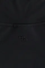 Campera deportiva negra de corte ajustado, con cuello elevado, cierre frontal y bolsillos laterales con cierre. Presenta aberturas para el pulgar en las mangas largas.
