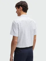 Camisa de hombre BOSS de corte slim fit, manga corta y estampado de micro cuadrados azules sobre fondo blanco.