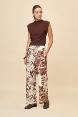 Pantalón ancho estampado de corte amplio y fluido, con cintura elastizada y lazo ajustable.