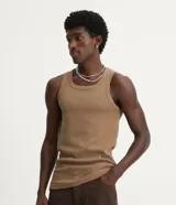 Musculosa masculina de tejido acanalado, con cuello redondo y diseño liso sin estampados. Confeccionada en una mezcla de algodón, poliéster y elastano.