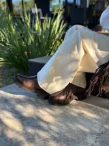 Bota corta de cuero en tonos chocolate, con diseño de paneles texturizados y suela track robusta de goma.