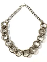 Collar plateado de acero quirúrgico hipoalergénico con cadena de eslabones y aros entrelazados.