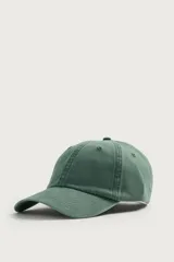 Gorra de seis paneles confeccionada en tejido de algodón con efecto suavemente lavado y visera curva, cuenta con ajuste en la parte posterior.