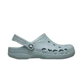 Zueco Crocs modelo Baya, color gris claro, con diseño ergonómico, perforaciones para ventilación y logo de la marca en el lateral. Cuenta con correa pivotante en el talón.