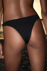 Bombacha de bikini negra de tiro medio con diseño liso y clásico.