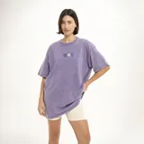 Remera color lila con efecto gastado y estampado pequeño en el pecho.