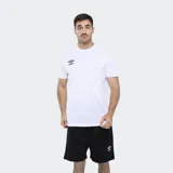Remera de manga corta Umbro, color blanco, con cuello redondo y logo de la marca estampado en color negro en el pecho.