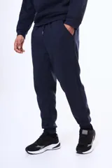 Pantalon de felpa azul marino con puños elásticos en los tobillos y cintura con cordón ajustable.