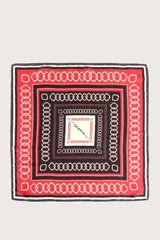 Pañuelo cuadrado con diseño geométrico de cadenas entrelazadas en colores rojo, negro y crema, con borde oscuro y firma central.