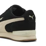 Championes urbanos Puma modelo R78 Wind SD, color negro con detalles en beige. Presentan un diseño de inspiración retro con la icónica franja lateral de la marca en contraste, suela de goma y entresuela amortiguada.
