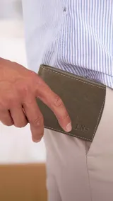 Billetera de cuero lisa color verde militar, con costuras blancas contrastantes y las iniciales "LNS" grabadas en el frente. Cuenta con doble tarjetero interior y compartimento para billetes.