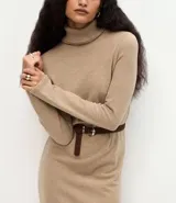 Vestido midi de corte recto y tejido rib, con cuello alto y mangas largas. Presenta un diseño minimalista y ajustado al cuerpo.