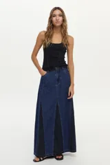 Musculosa de tejido rib color crudo, con lurex incorporado y escote redondo, de calce ajustado al cuerpo.