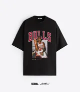 Remera negra de algodón con estampado frontal de Michael Jordan con la camiseta de los Chicago Bulls y la palabra "Bulls" en rojo.