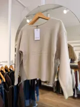 Sweater de tejido de punto con cuello redondo, manga larga y puños y ruedo acanalados. Presenta un diseño básico y versátil de calce cómodo.